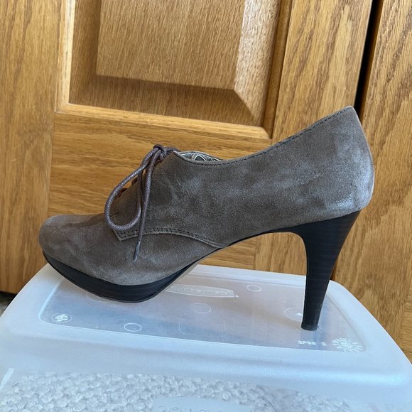 ADRIENNE VITTADINI - Pinehurst Lace-Up Bootie -- Excellent Condition - Picture 7 of 11